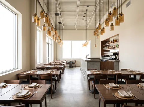 Wnętrze restauracji przed otwarciem, nakryte stoły